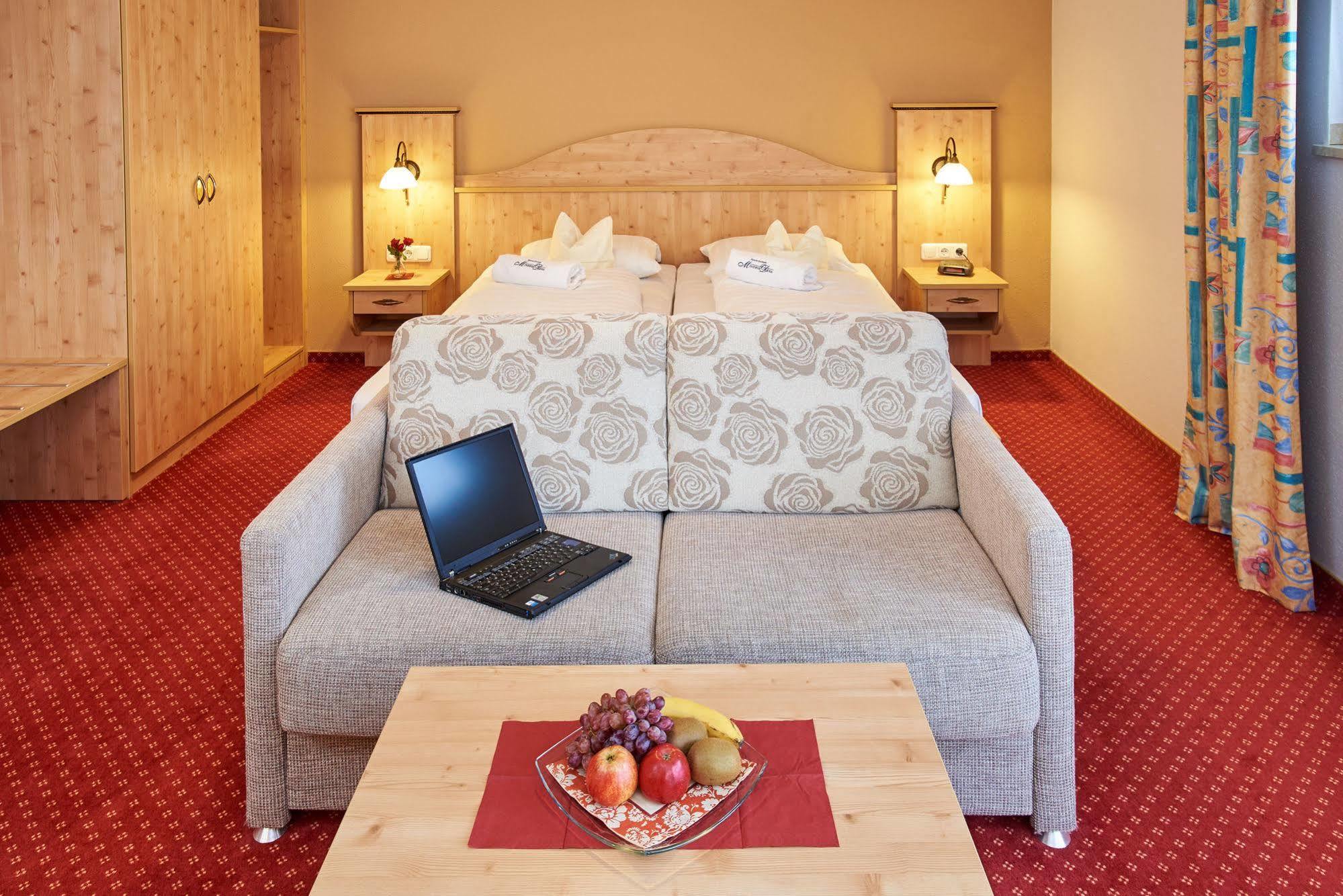Apparthotel Minerva Diana Octavia 바트고깅 외부 사진